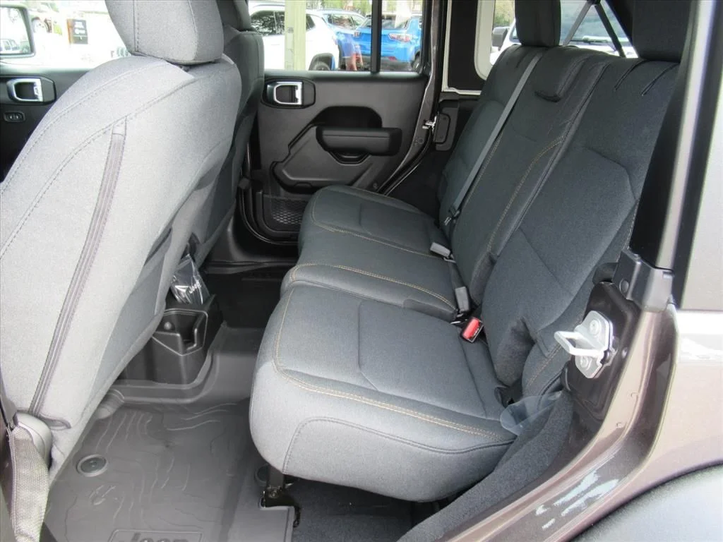 New 2026 Granite Crystal Metallic Clearcoat Jeep Sport S image 30