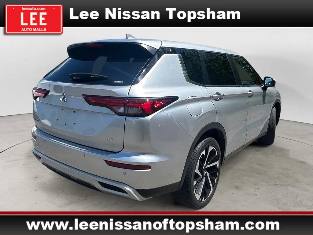 Used 2022 Silver Mitsubishi SE image 6
