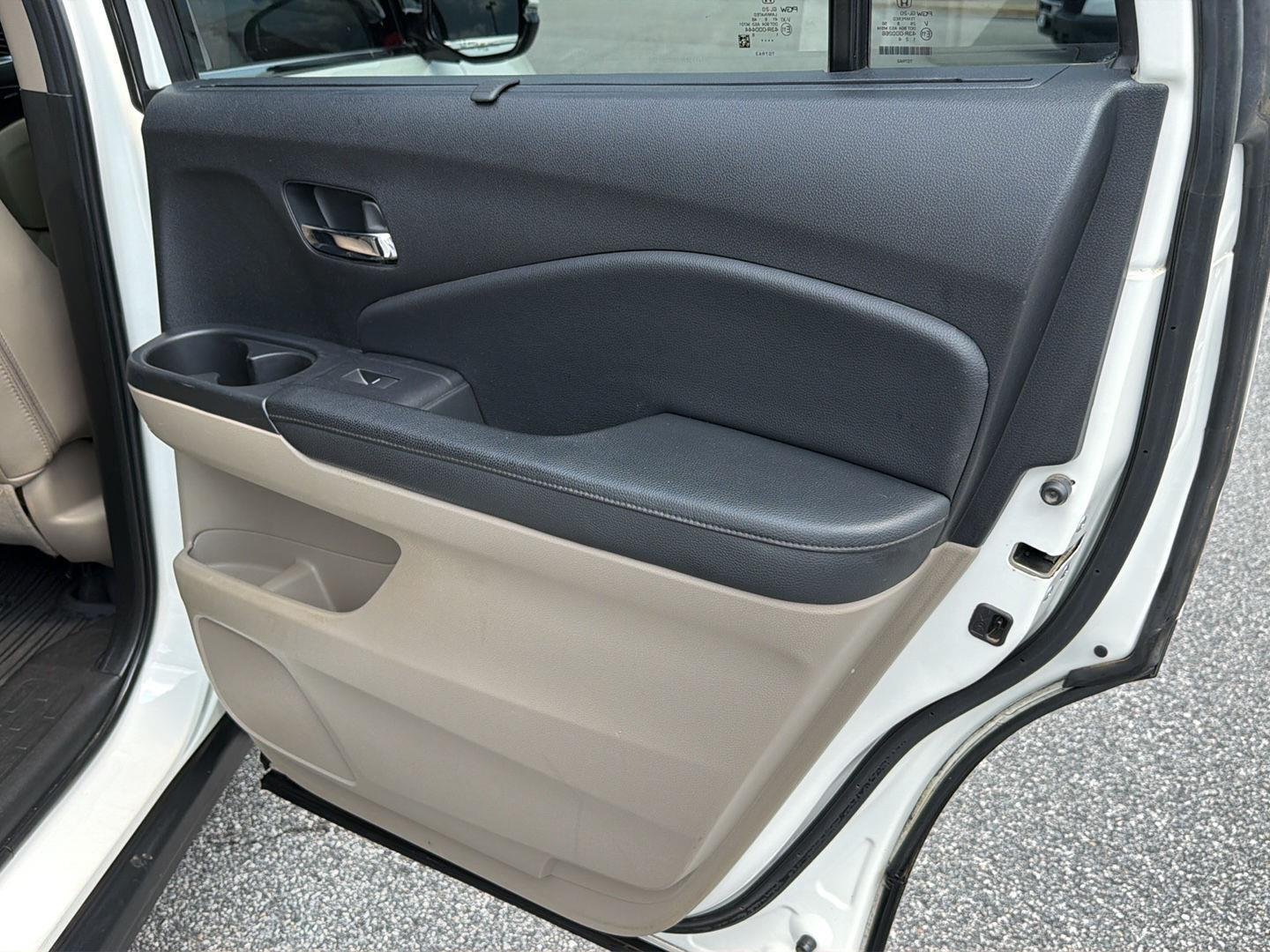 Used 2019 White Diamond Pearl Honda Touring w/Rear Captain