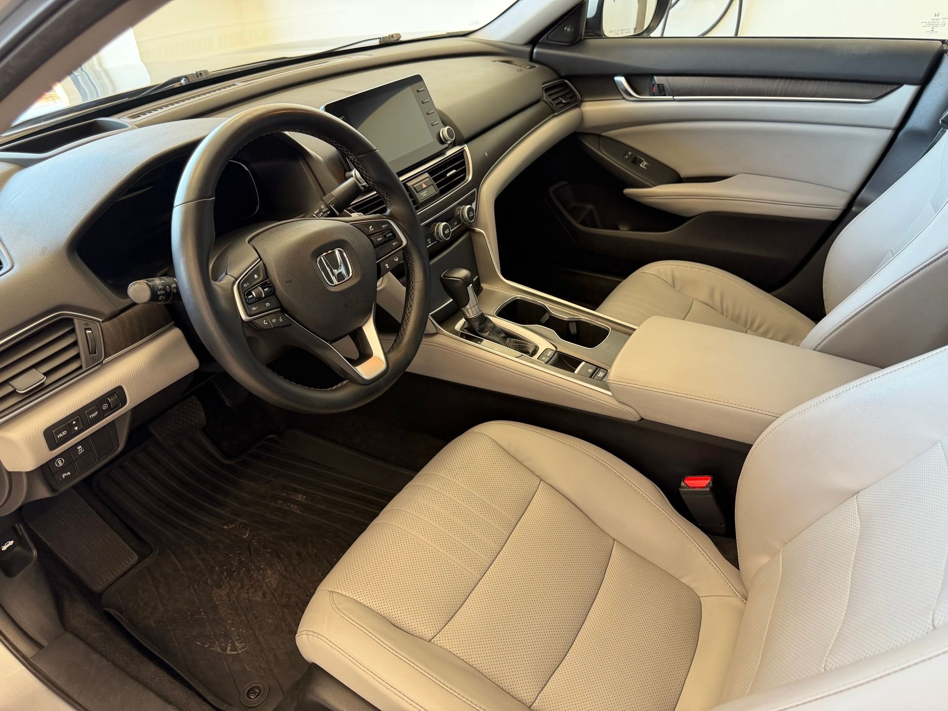 Used 2018 Silver Honda Touring image 19