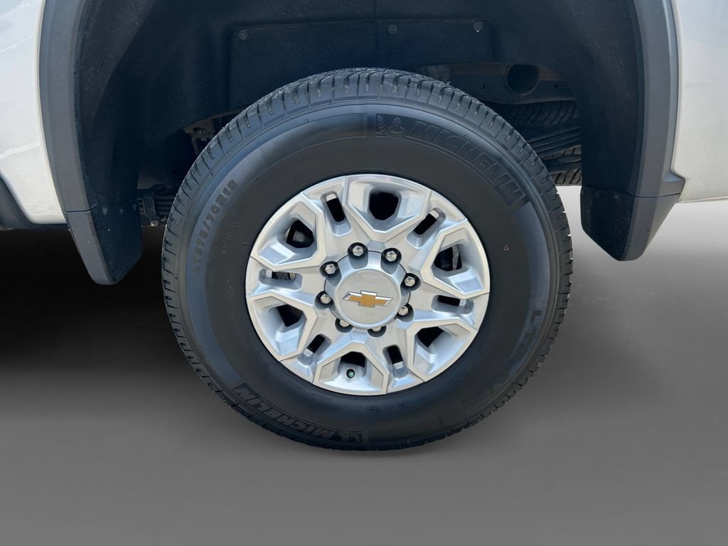Used 2022 Silver Ice Metallic Chevrolet LTZ image 8