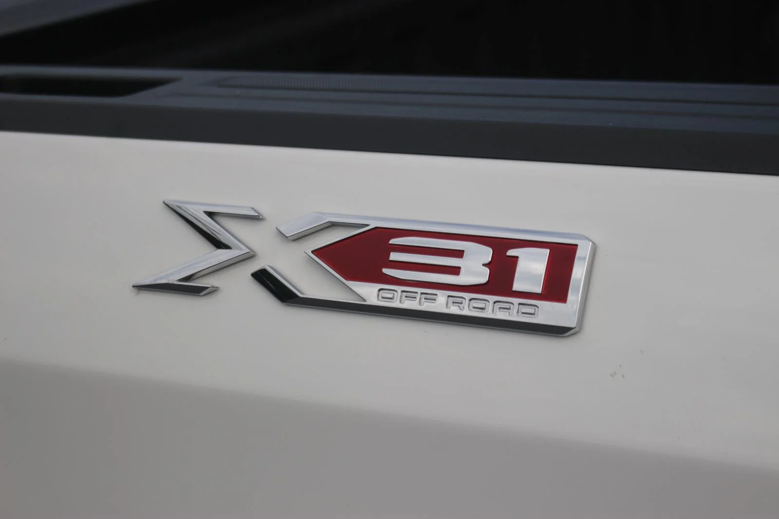 Used 2024 Summit White GMC Elevation image 11