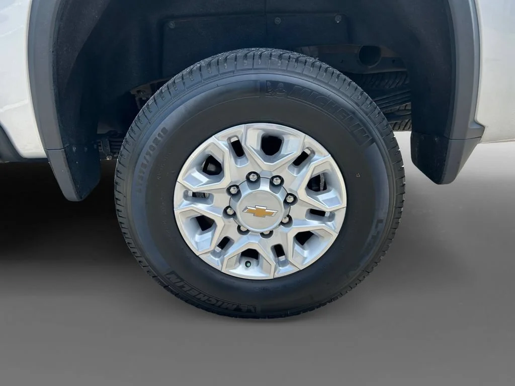 Used 2022 Silver Ice Metallic Chevrolet LTZ image 8