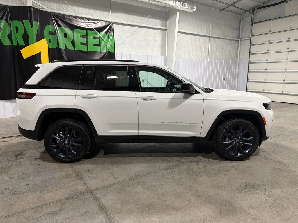 New 2026 Bright White Clear-Coat Exterior Paint Jeep 85th Anniversary Edition image 4
