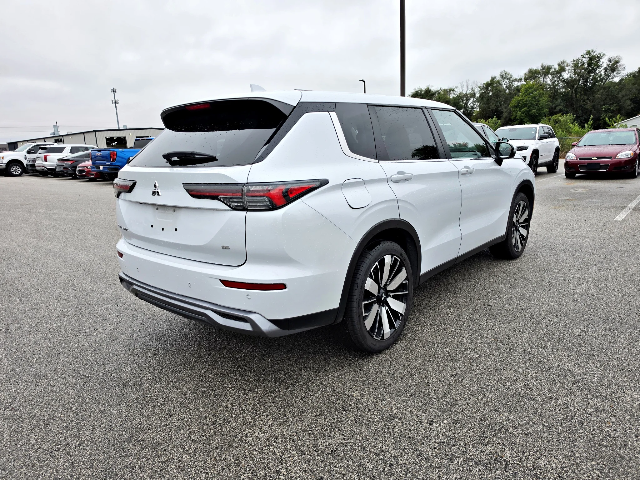 Used 2025 White Diamond Mitsubishi SE image 6