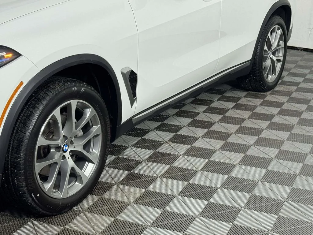 Used 2026 White BMW xDrive40i image 13