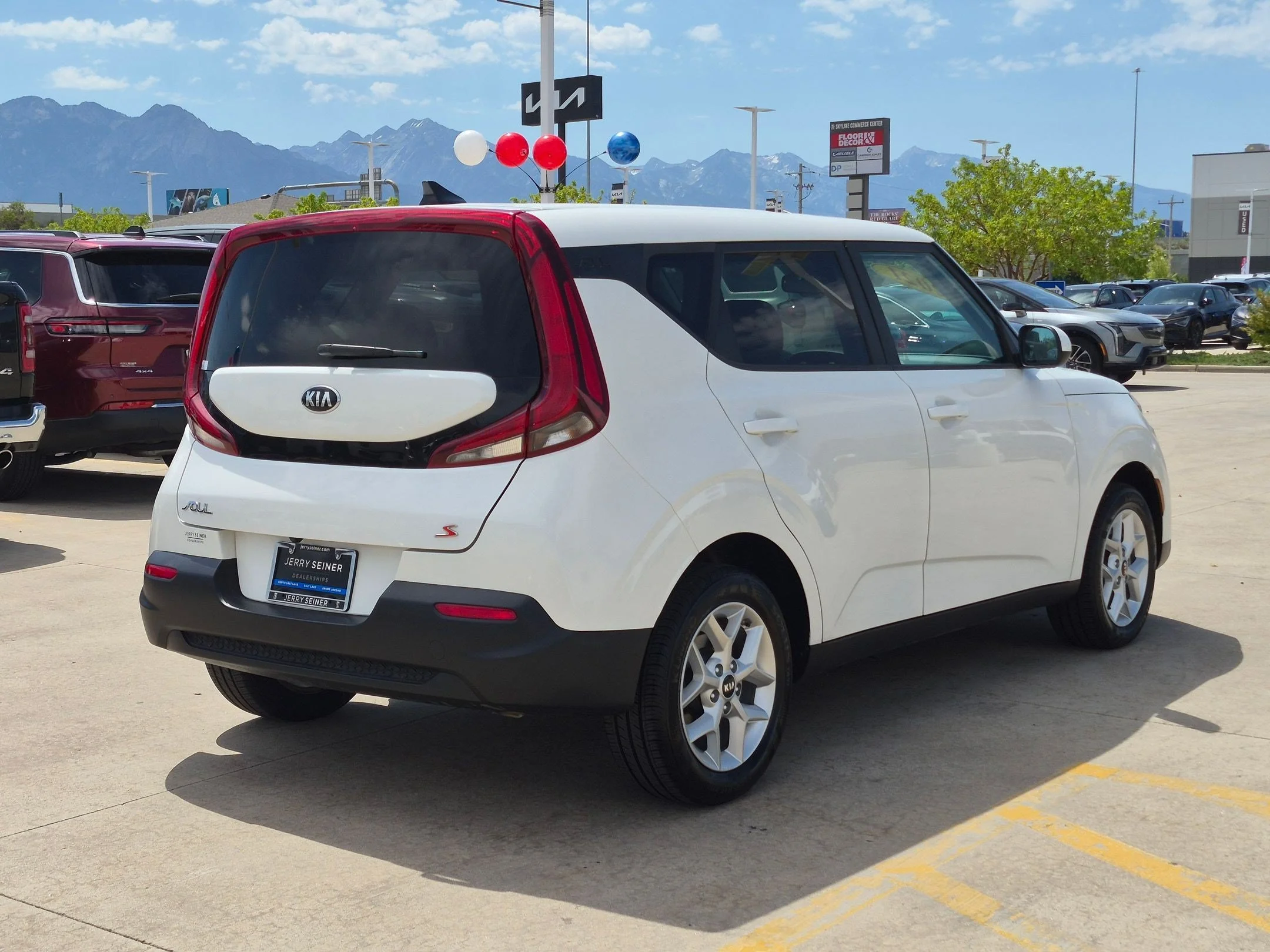 Used 2021 Snow White Pearl Kia S image 5