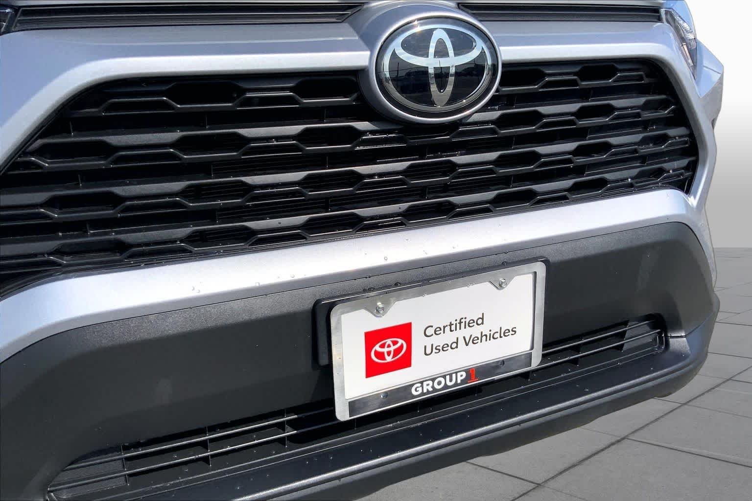 Used 2025 Silver Sky Metallic Toyota LE image 29
