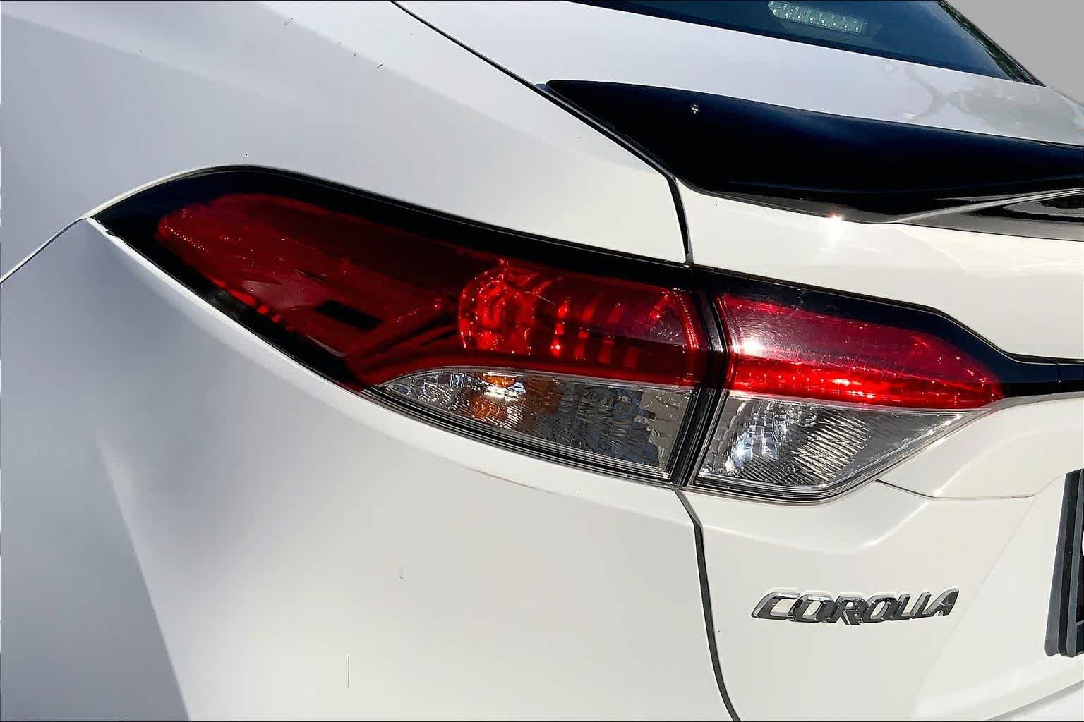 Used 2022 White Toyota LE image 28