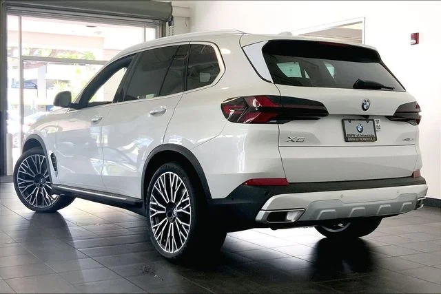 New 2026 Mineral White Metallic BMW sDrive40i image 3