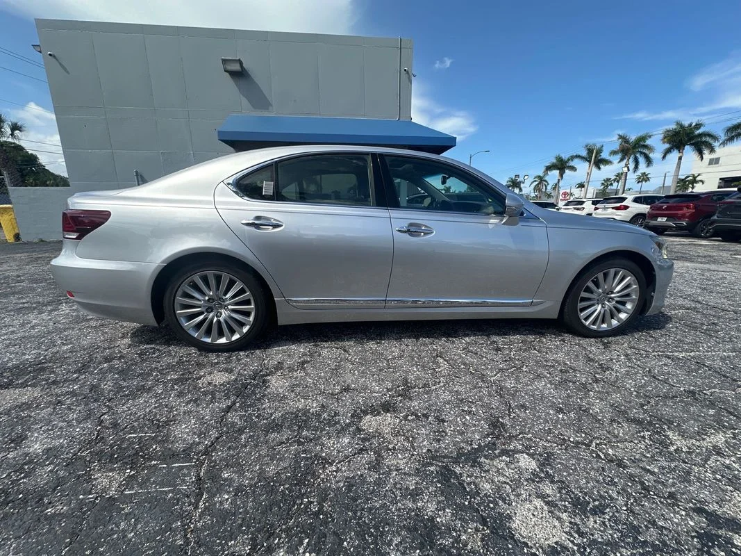 Used 2014  Lexus  image 7
