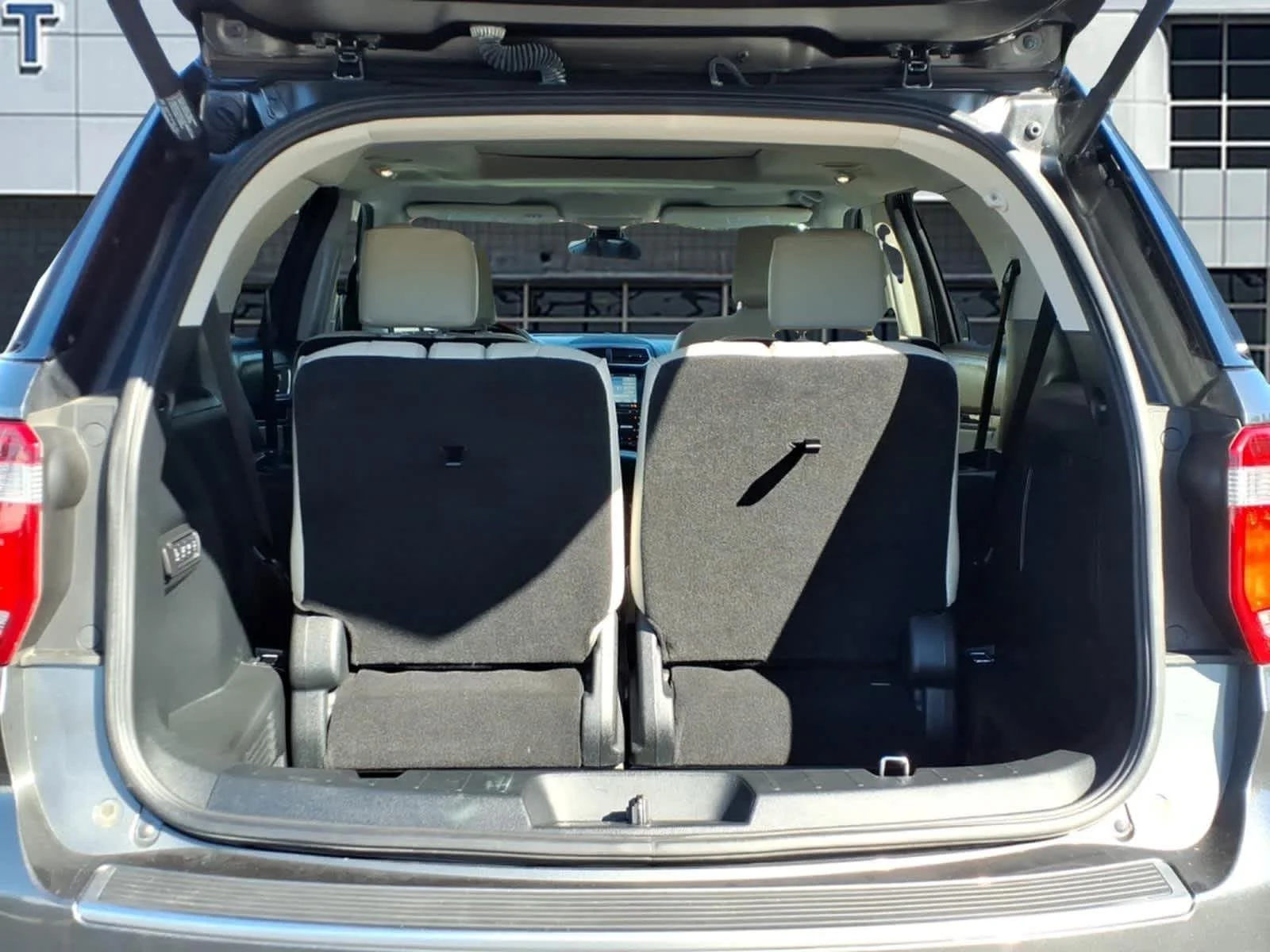 Used 2018 Magnetic Ford Platinum image 6