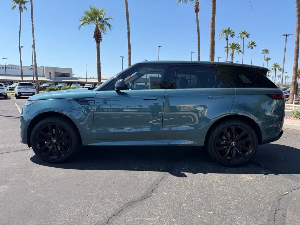 Used 2023 Green Land Rover SE Dynamic image 3