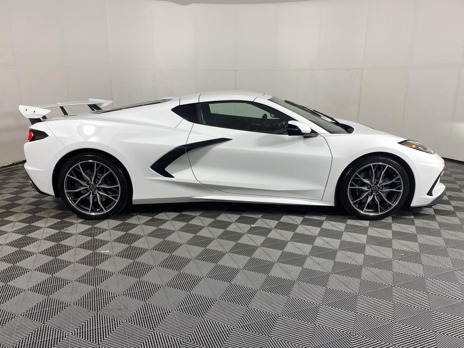 Used 2023 Arctic White Chevrolet 2LT image 4