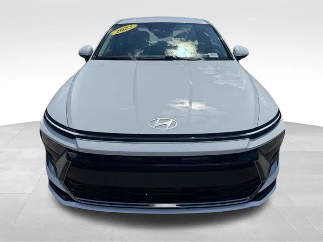 Used 2025 White Hyundai SEL image 2
