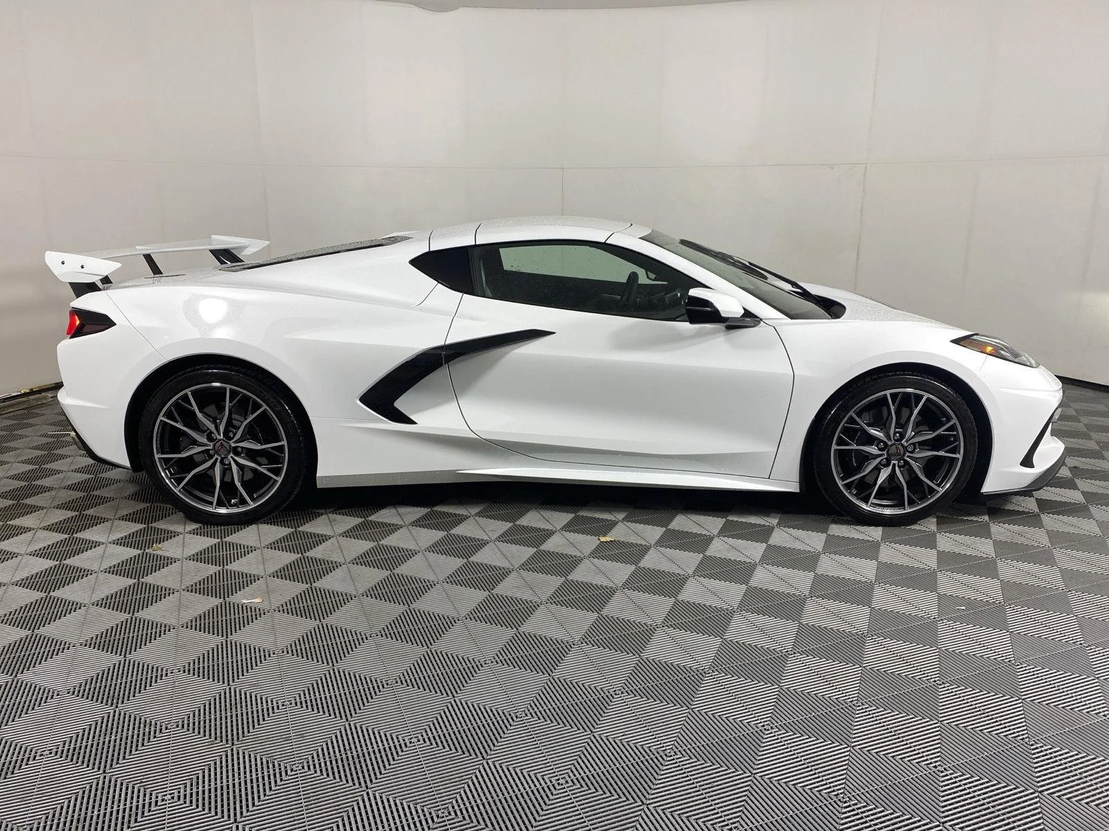 Used 2023 Arctic White Chevrolet 2LT image 4