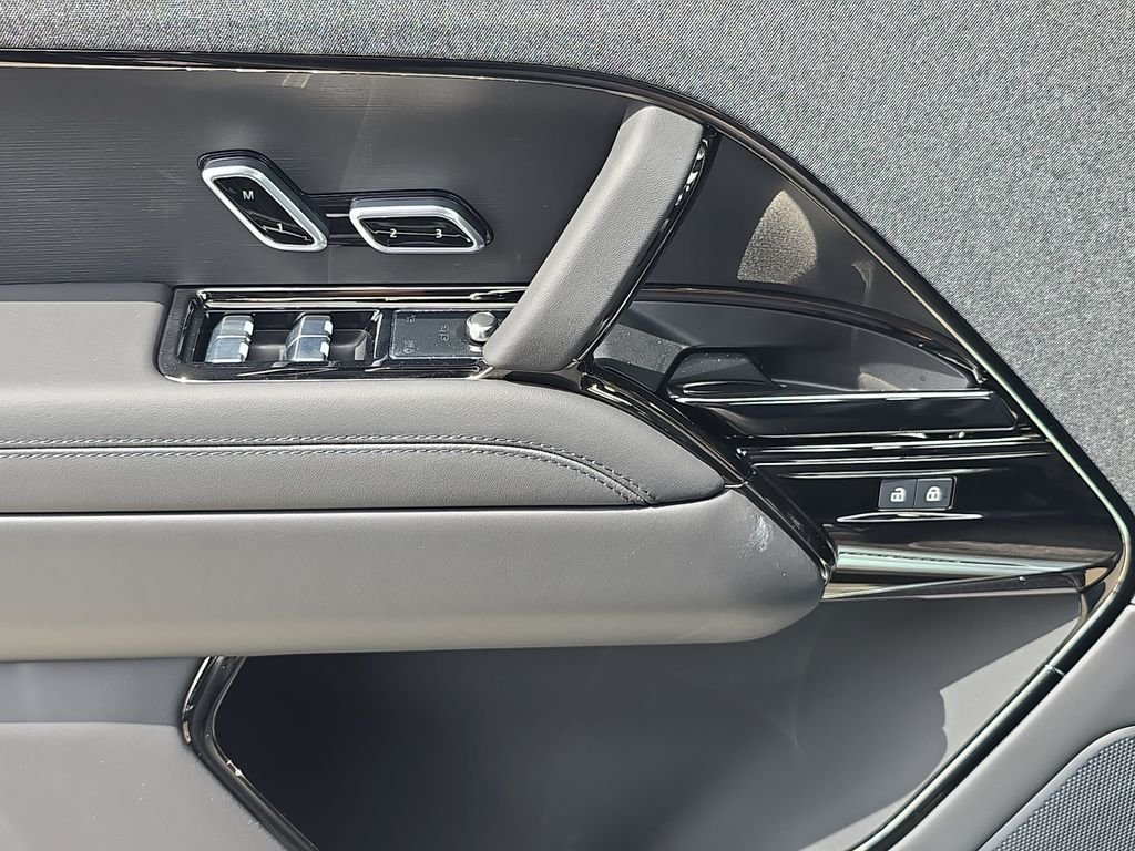 New 2026 Obsidian Black in Gloss Finish Land Rover Autobiography image 30