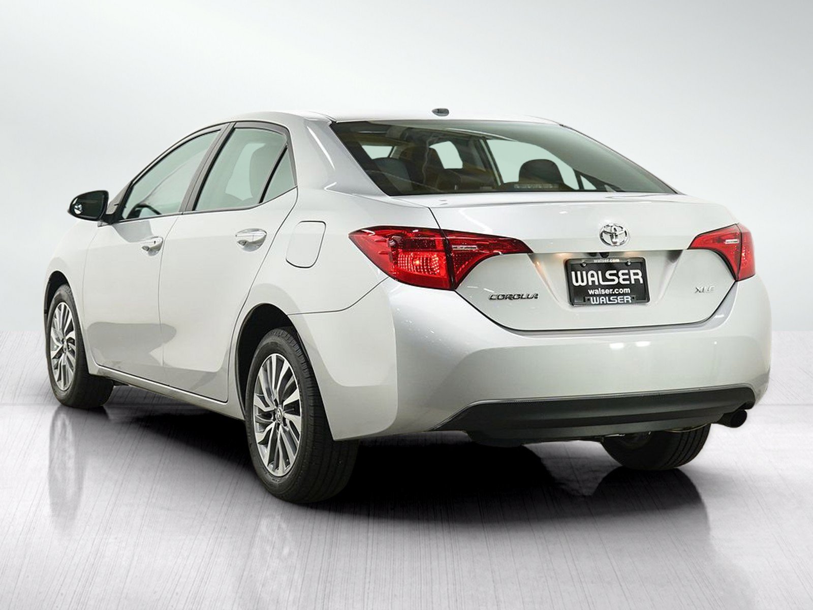 Used 2017 Classic Silver Metallic Toyota Xle image 3