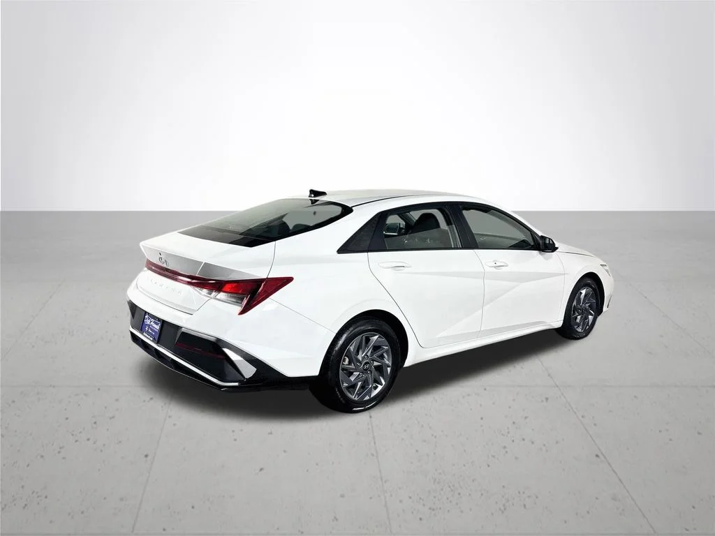 Used 2024 White Hyundai SEL image 6