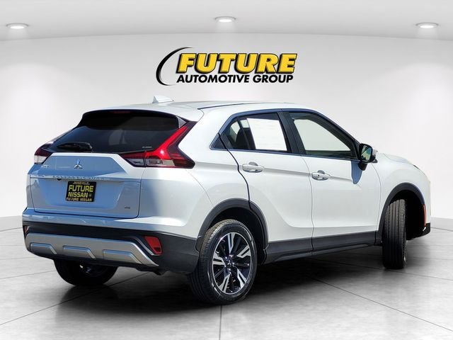 Used 2025 White Mitsubishi SE image 4