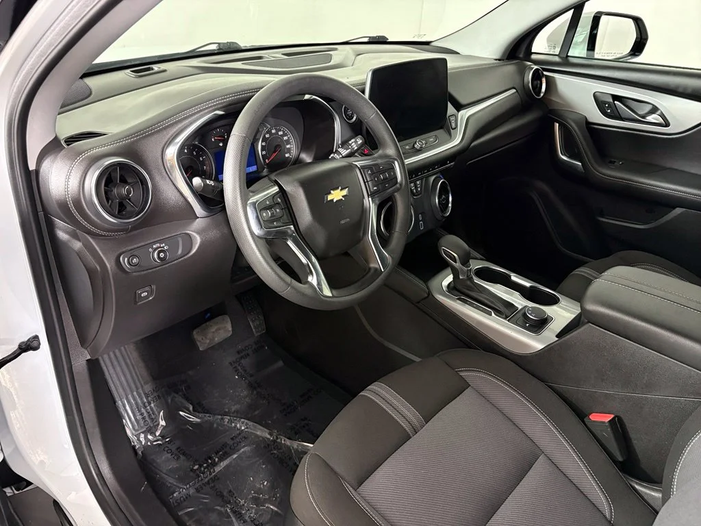 Used 2025 White Chevrolet LT image 16
