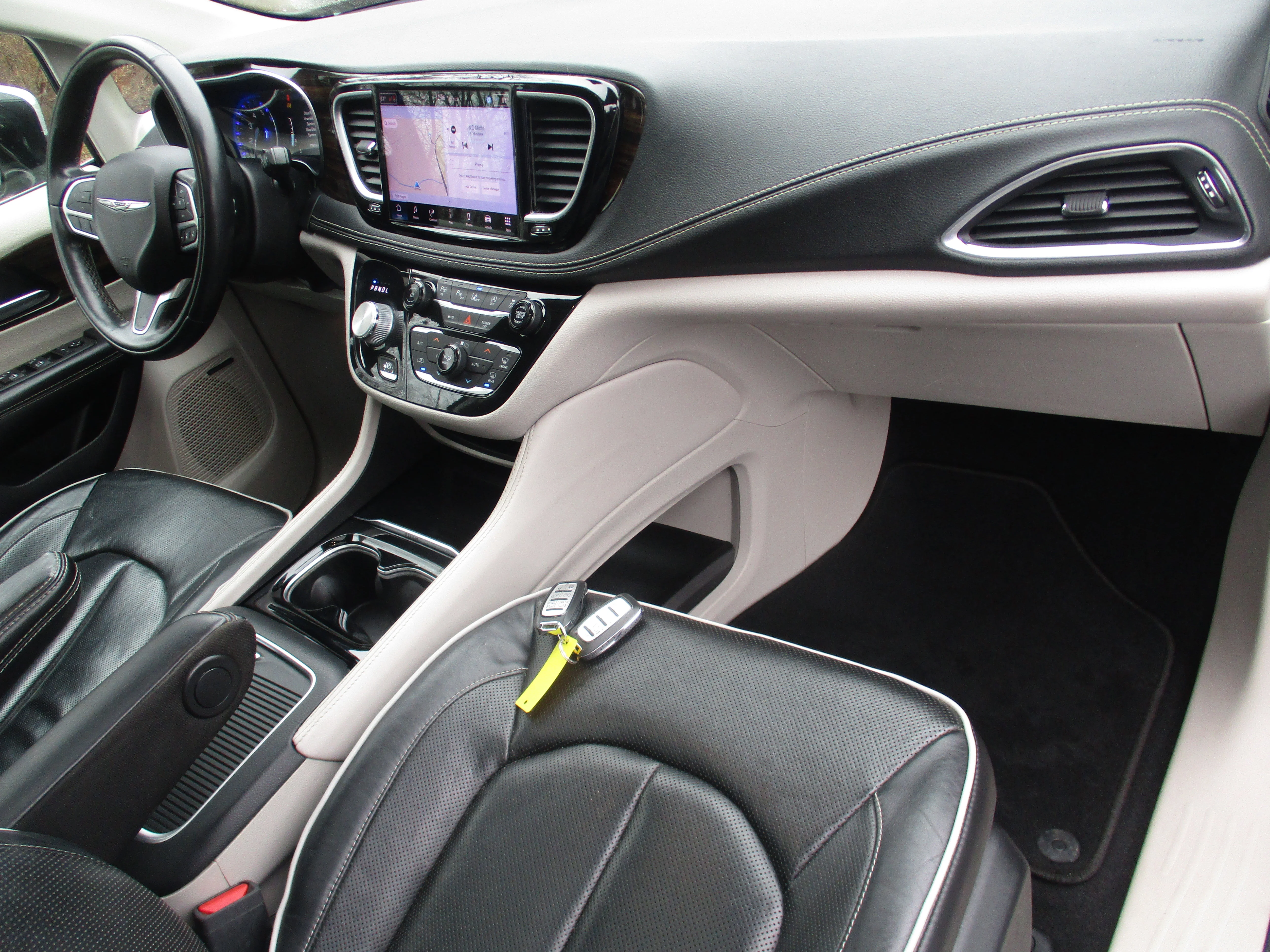 Used 2022 Brilliant Black Crystal Pearlcoat Chrysler Limited image 20