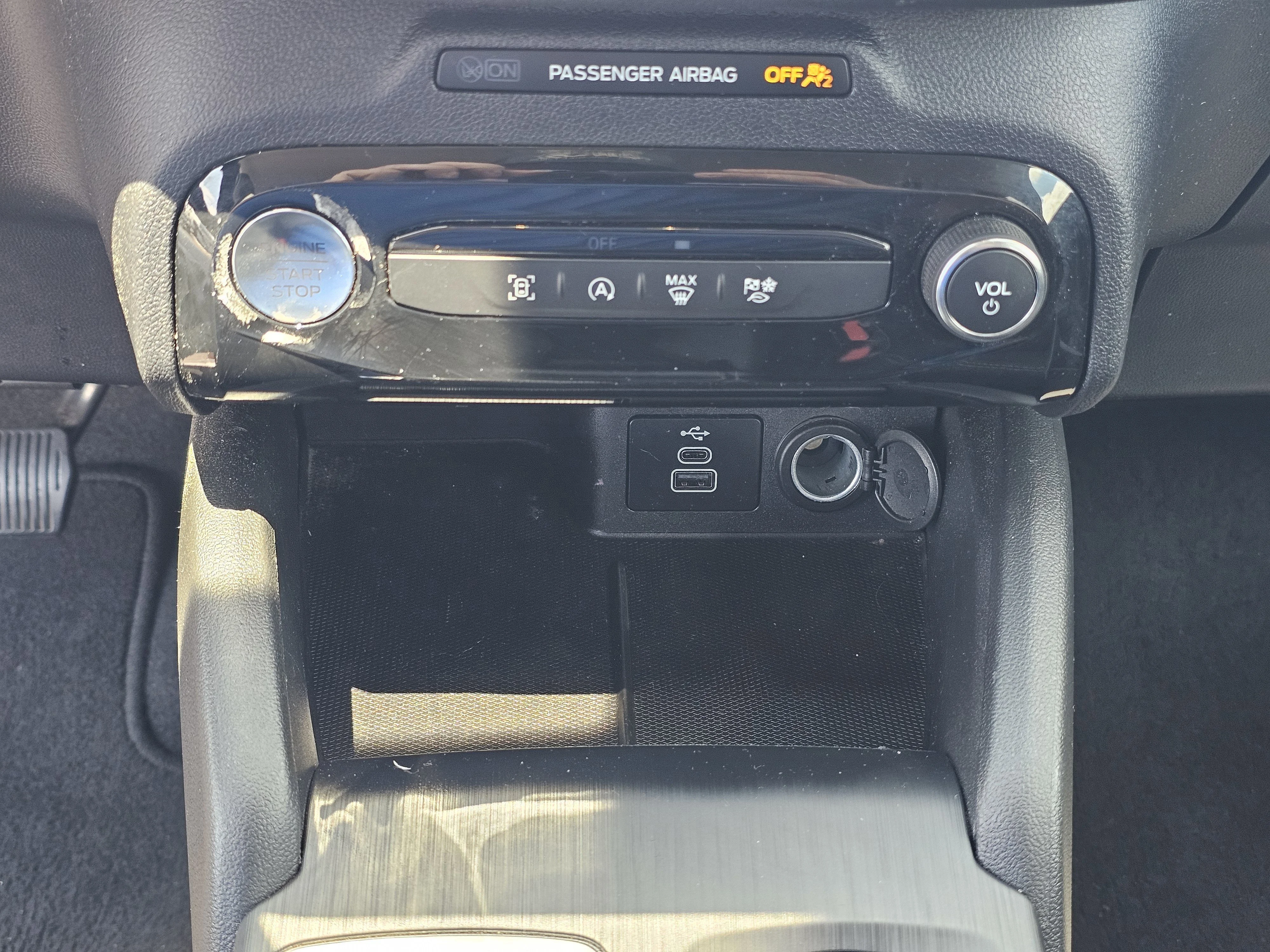 Used 2025 Agate Black Metallic Ford Active image 29