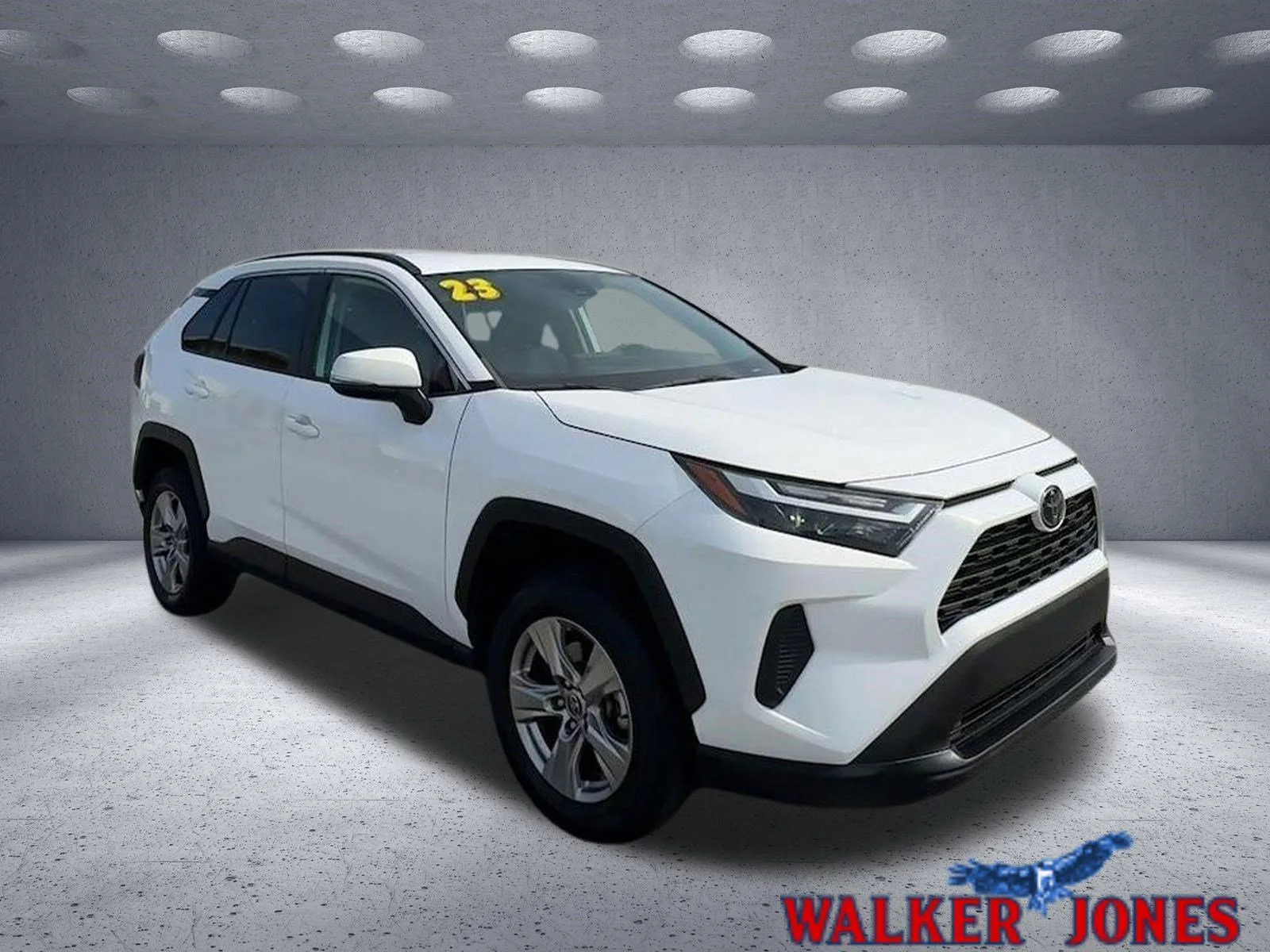 Used 2023 Ice Cap Toyota XLE image 1