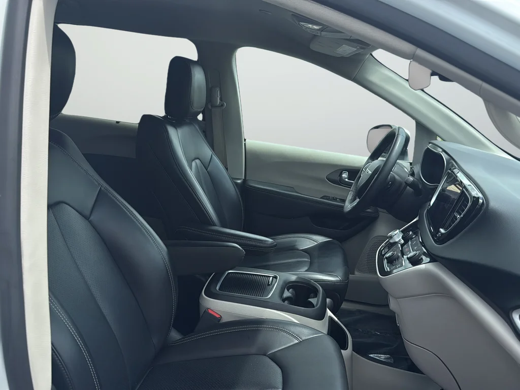 Used 2023 White Chrysler Touring L image 19