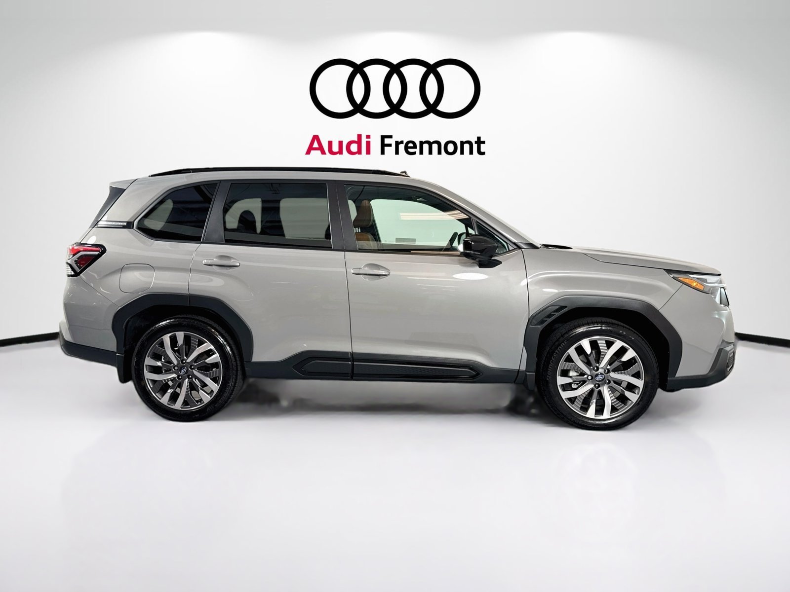 Used 2026 River Rock Pearl Subaru Touring image 4