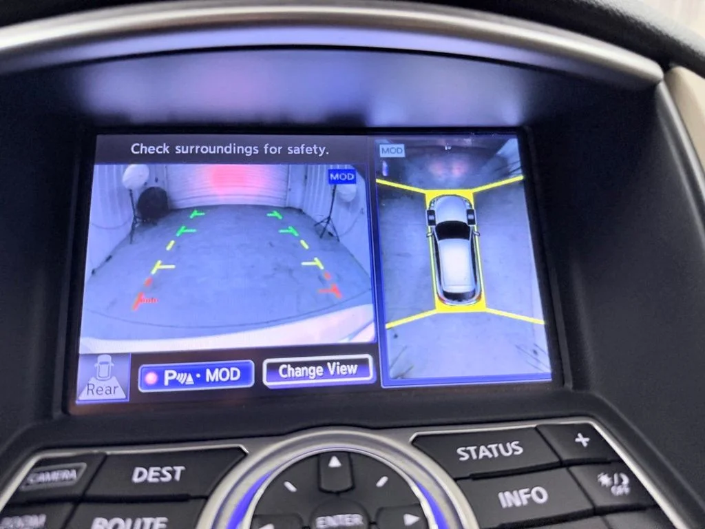 Used 2017 White INFINITI Base image 15