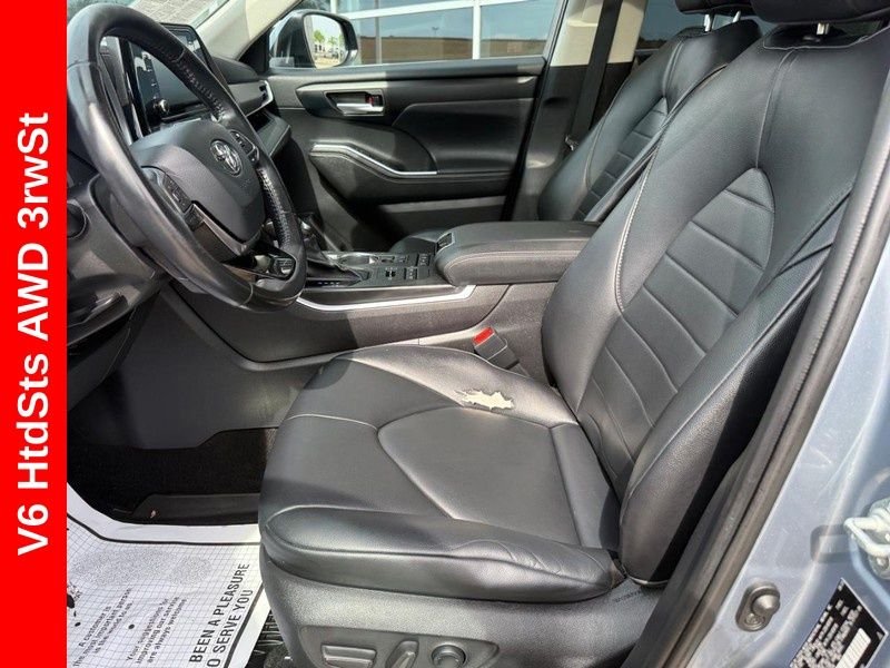 Used 2020 Moon Dust Toyota XLE image 17