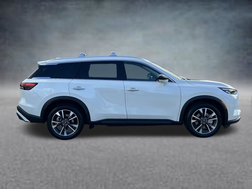 Used 2025 White INFINITI LUXE image 7