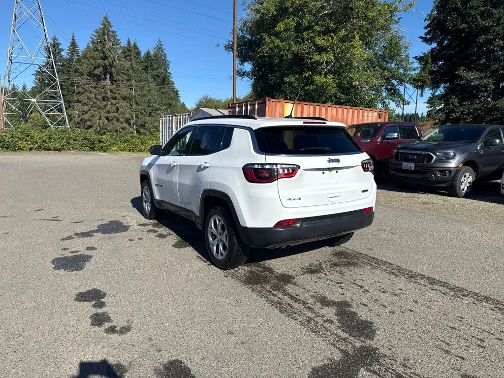 Used 2024 White Jeep Latitude image 4
