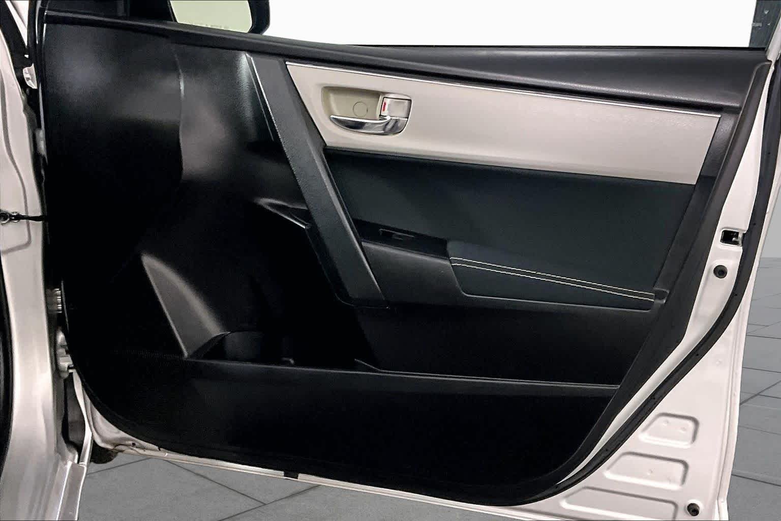 Used 2017 Classic Silver Metallic Toyota L image 21