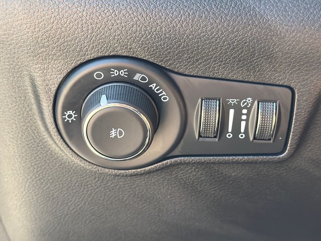 Used 2025 Silver Jeep Limited image 25