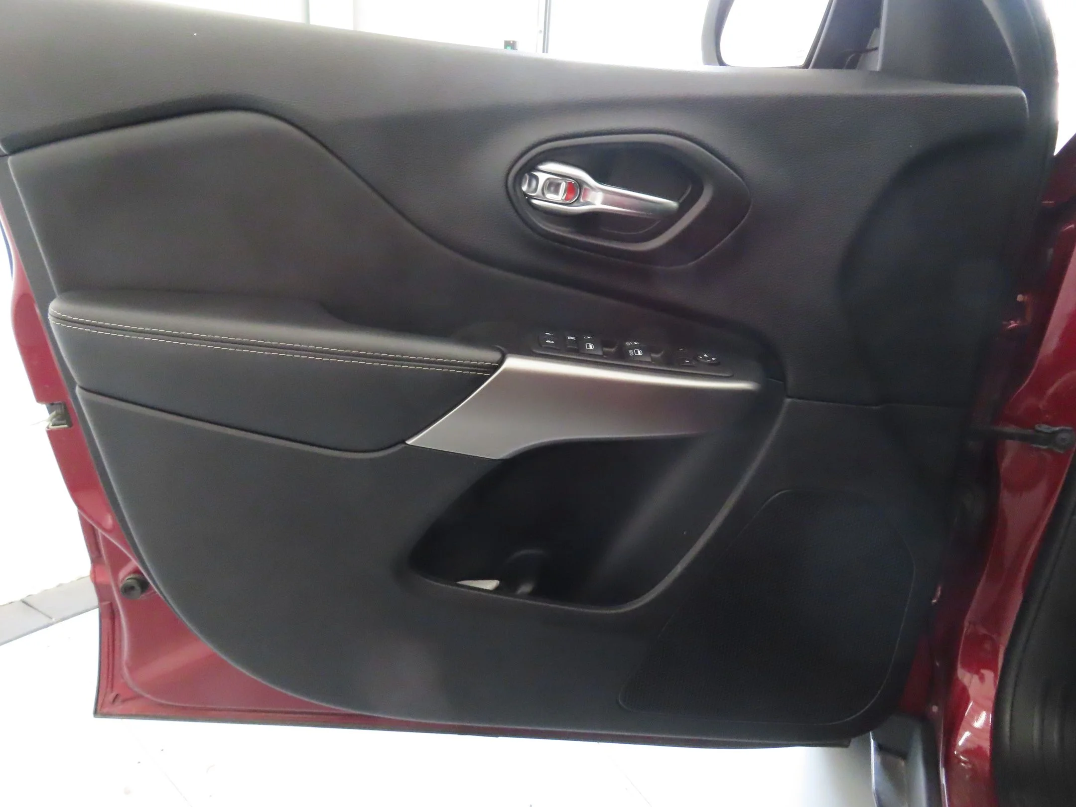 Used 2021 Red Jeep Latitude Lux image 10