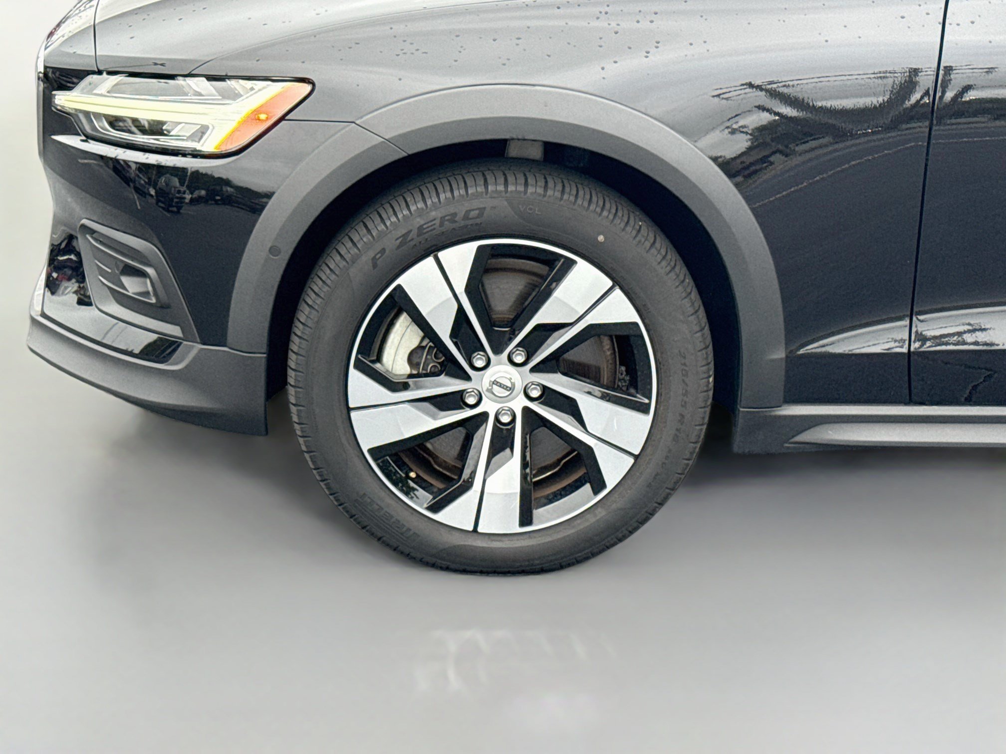 Used 2025 Onyx Black Metallic Volvo Plus image 28