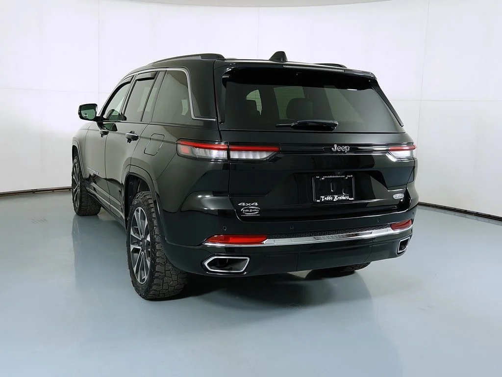 Certified Used 2022 Diamond Black Jeep Overland image 5