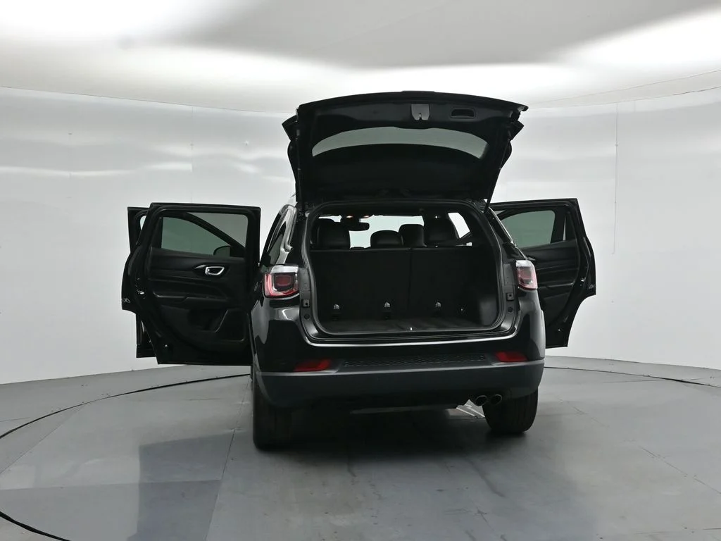 Used 2022 Black Jeep Altitude image 29