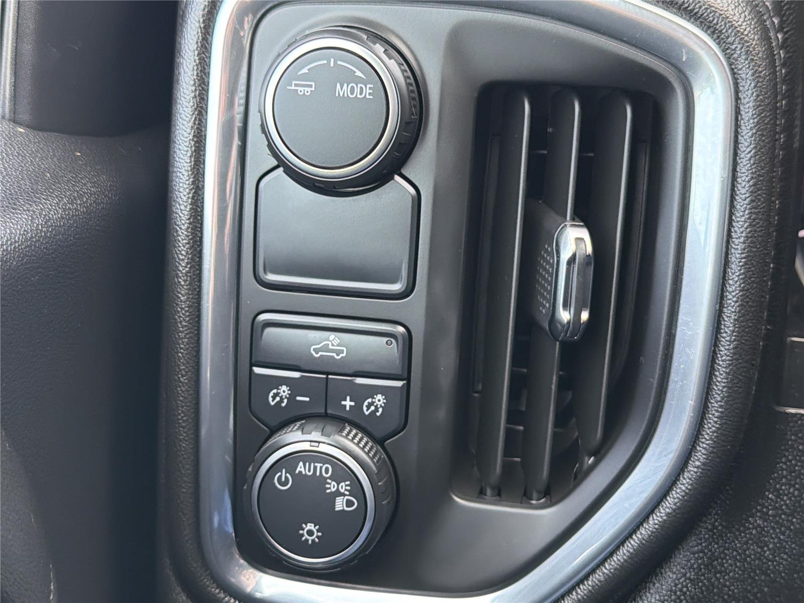 Used 2020 Iridescent Pearl Tricoat Chevrolet LT image 11