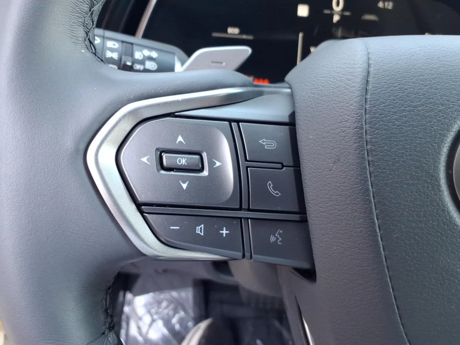Used 2025 Nori Green Pearl Lexus Premium image 24