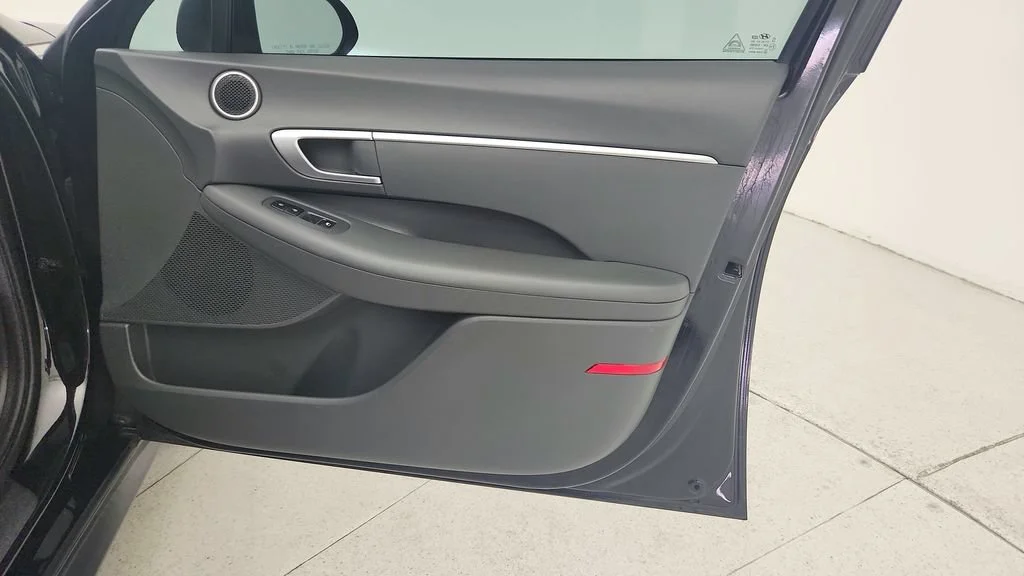Used 2021 Black Hyundai SE image 28
