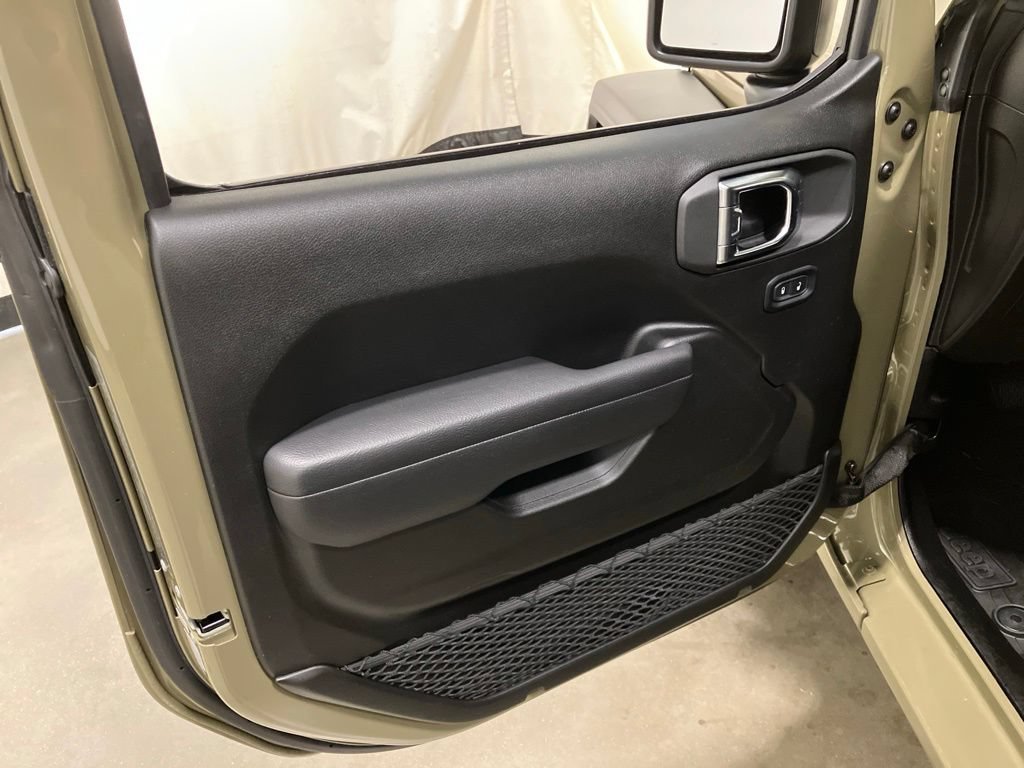 Used 2025 41 Jeep Sport image 8