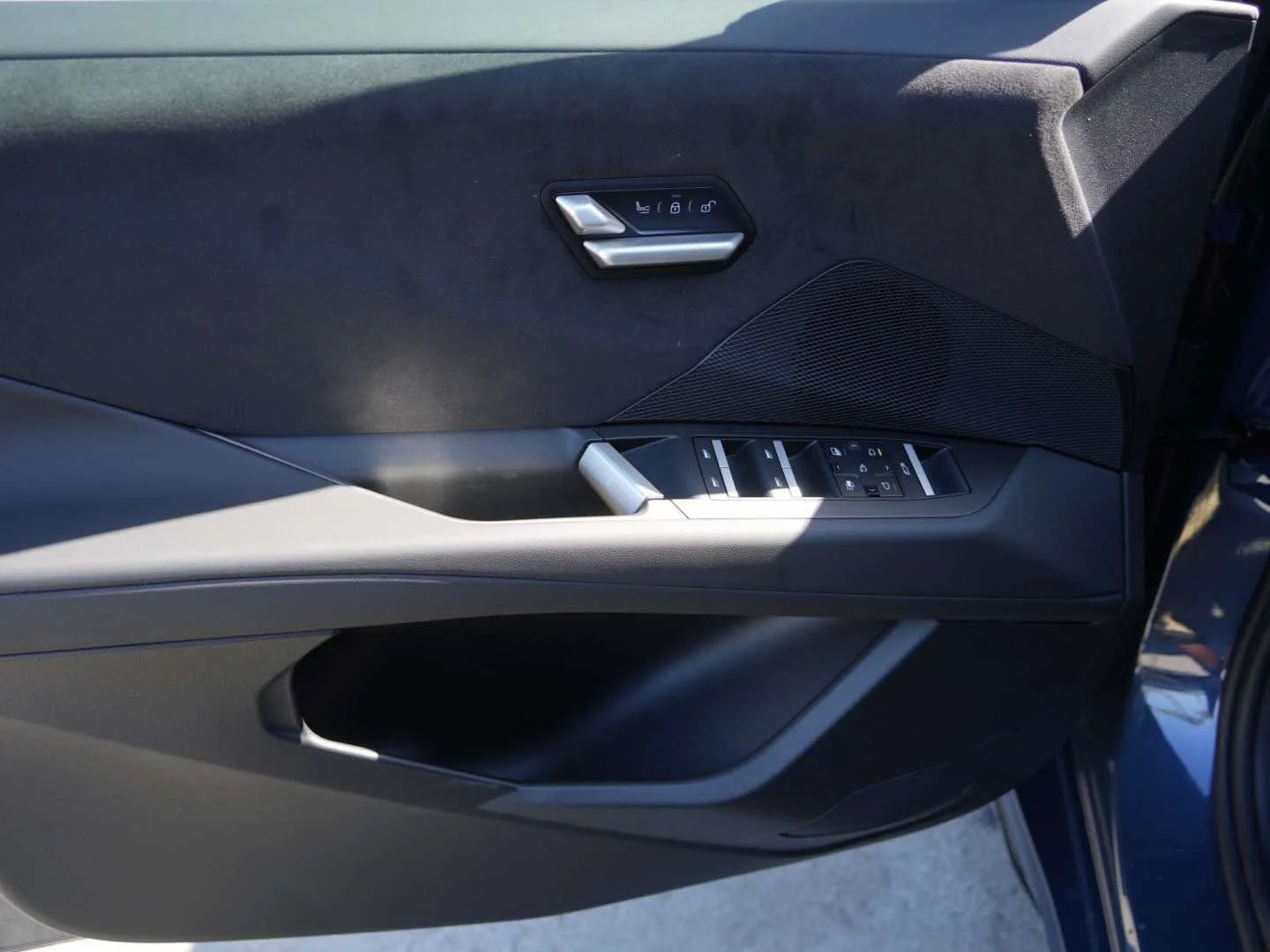New 2027 Ocean Wave Blue Metallic BMW 50 xDrive image 13