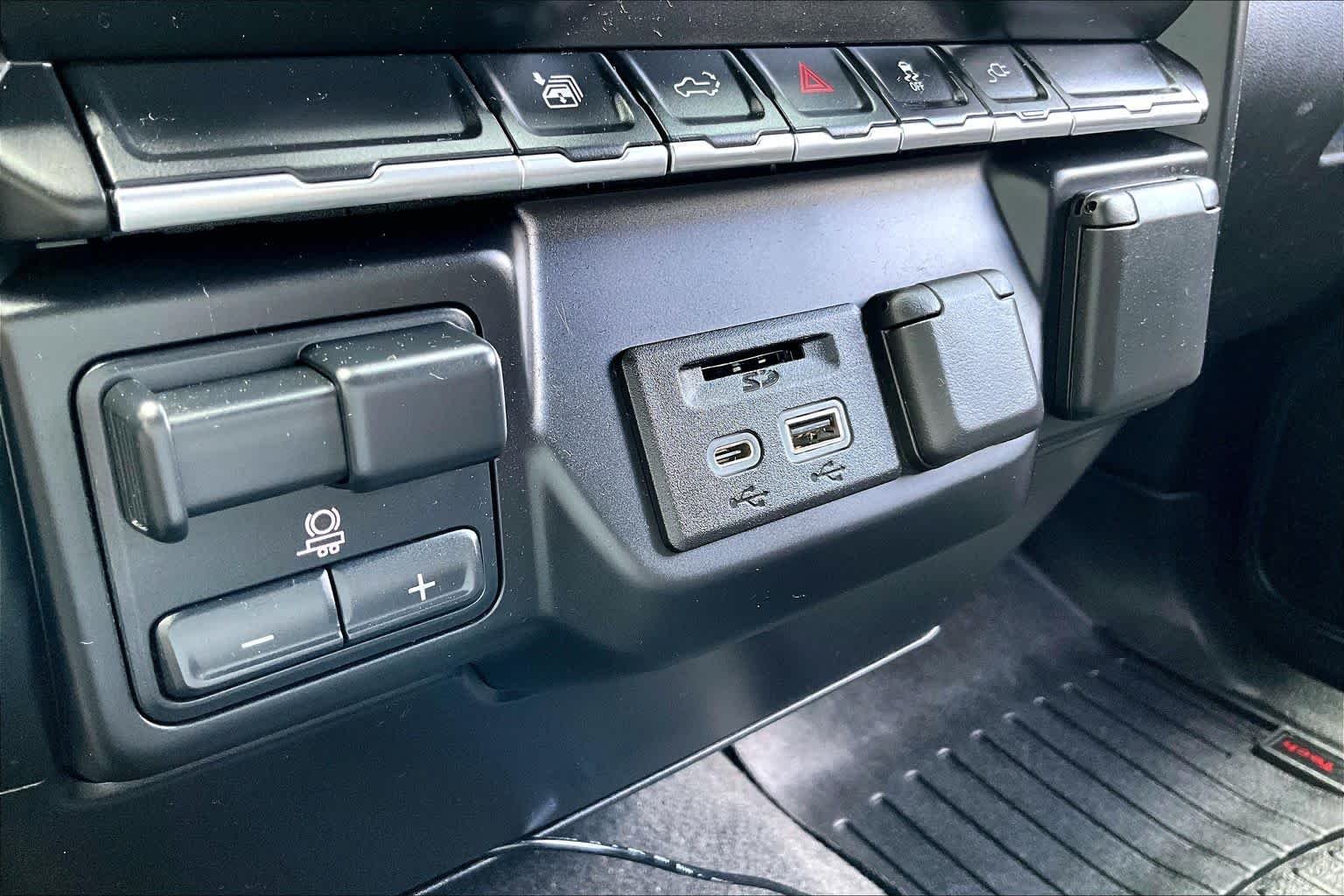 Used 2020 Onyx Black GMC SLE image 35