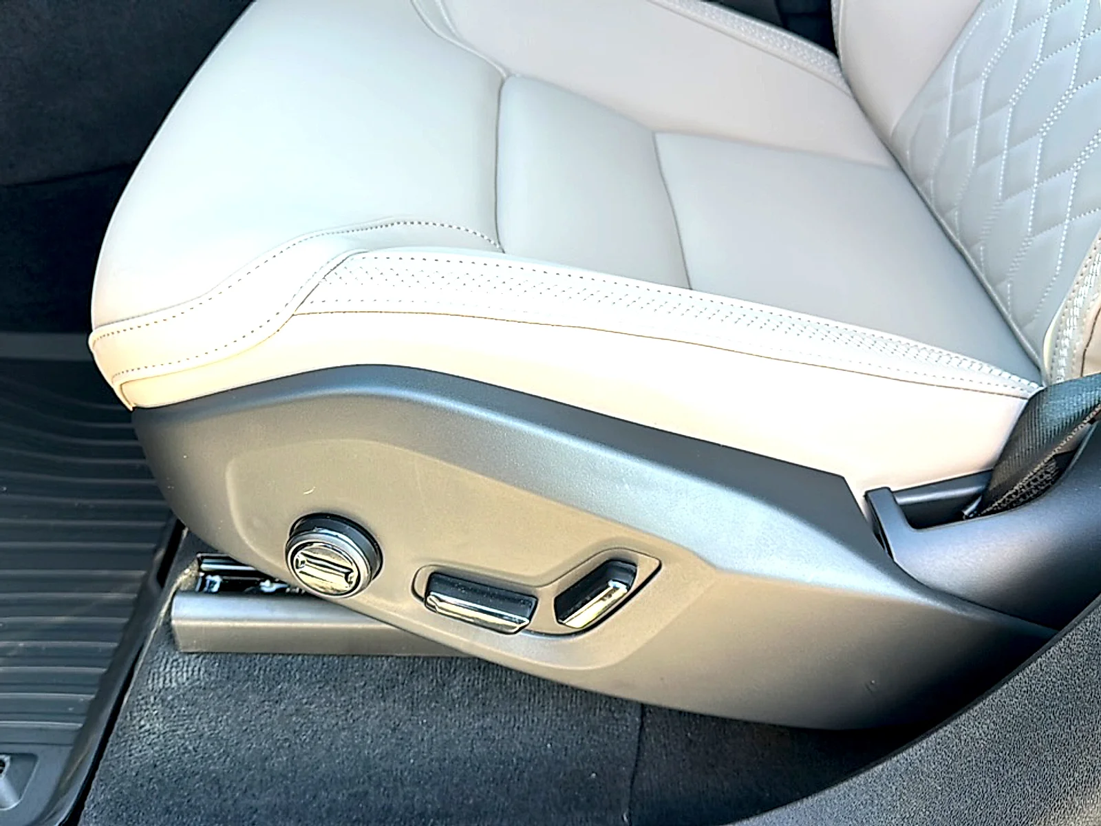 2025 Volvo XC90 Plus - Photo 12