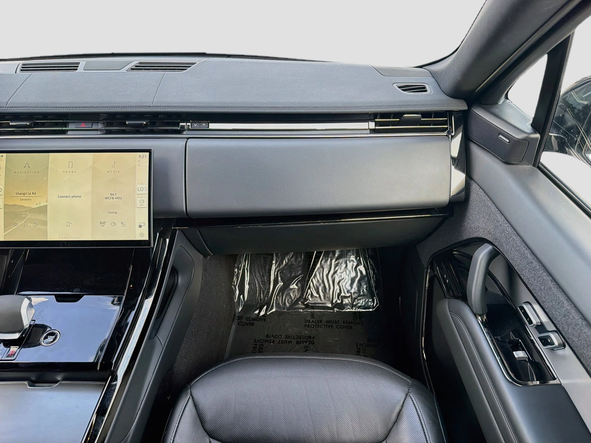 Used 2025 Santorini Black Metallic Land Rover SE image 19