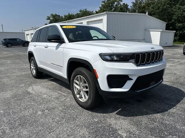Used 2025 White Jeep Laredo X image 11