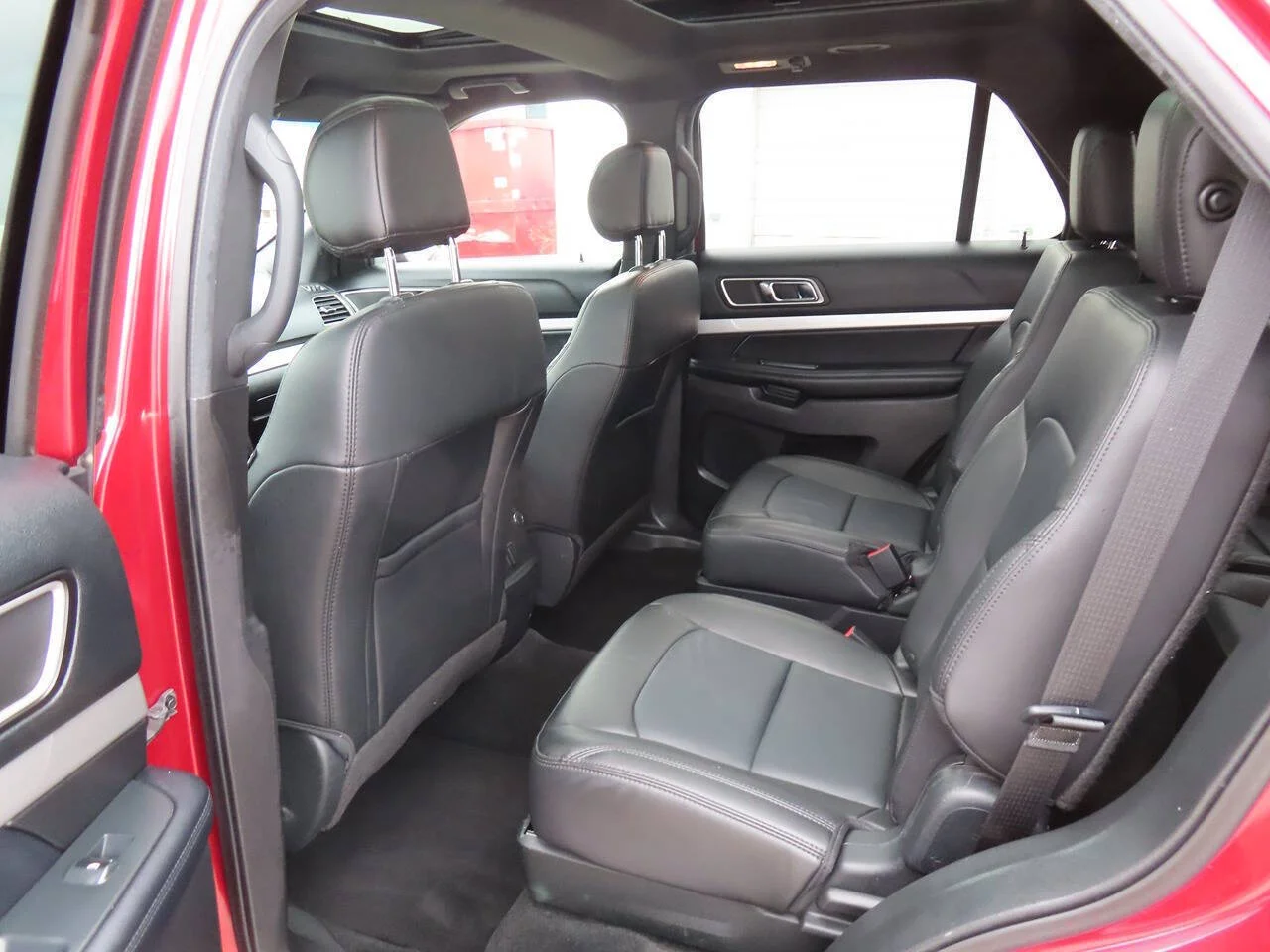 Used 2017 Ruby Red Metallic Tinted Clearcoat Ford XLT AWD 4dr SUV image 10